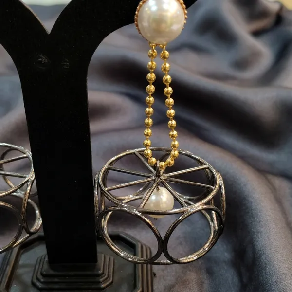 Elegant_Pearl_Drop_Earrings_With_Geometric_Wire_Cage_Design