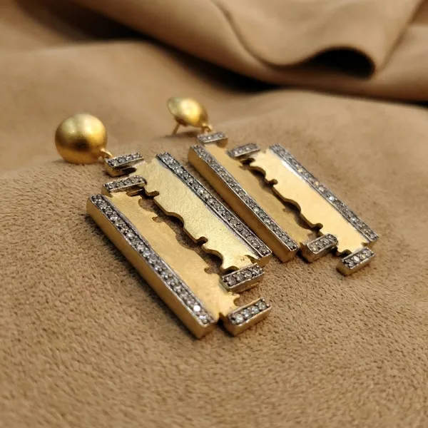 Elegant_Golden_Razor_Blade_Dangle_Earrings_With_Crystal_Detailing