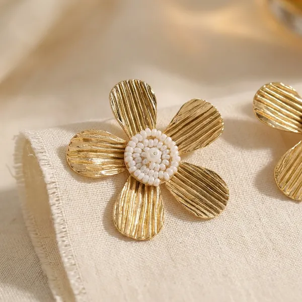 Gold-Tone_Floral_Stud_Earrings_With_Pearl_Center