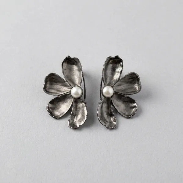 Metallic_Flower_Earrings_With_Pearl_Center