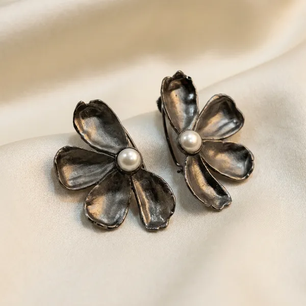 Metallic_Flower_Earrings_With_Pearl_Center