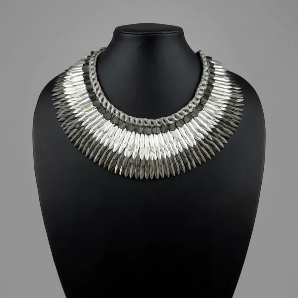 Traditional_Silver-Toned_Statement_Necklace_With_Leaf_Design