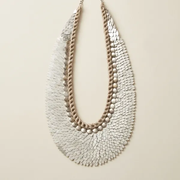 Elegant_Silver-Tone_Statement_Necklace_With_Layered_Scale_Design
