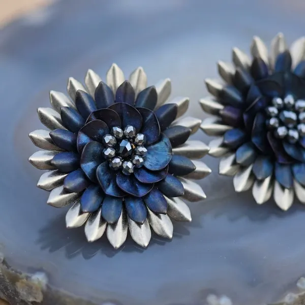Elegant_Blue_Metallic_Flower_Stud_Earrings