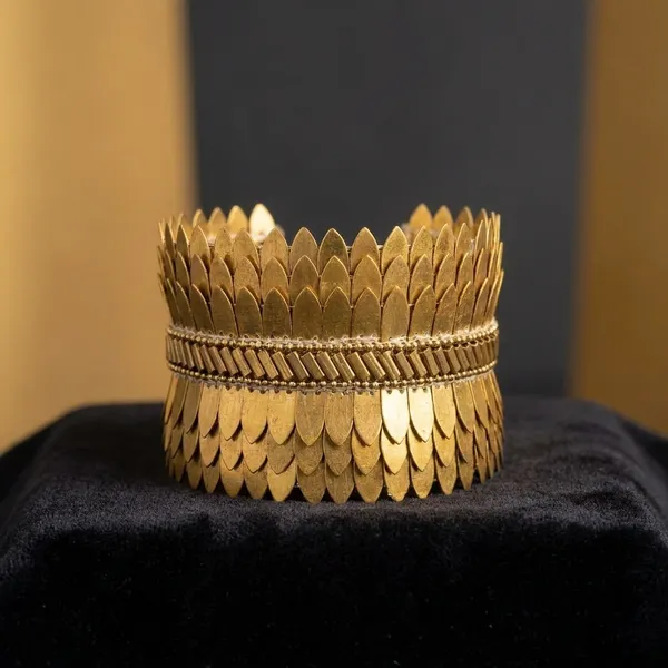 Handcrafted_Golden_Leaf_Bracelet_With_Beaded_Center