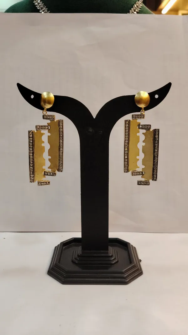 Elegant_Golden_Razor_Blade_Dangle_Earrings_With_Crystal_Detailing