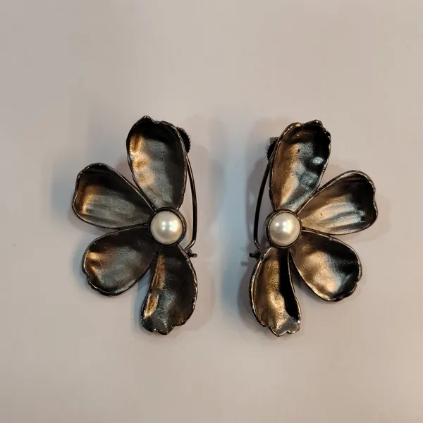 Metallic_Flower_Earrings_With_Pearl_Center