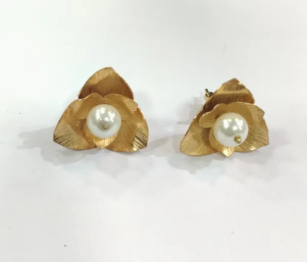 Golden_Triangle_Pearl_Stud_Earrings