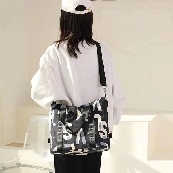 Black_Polyurethane_Zipper_Gym_And_Travel_Duffel_Hand-Carry_Bag_For_Girls
