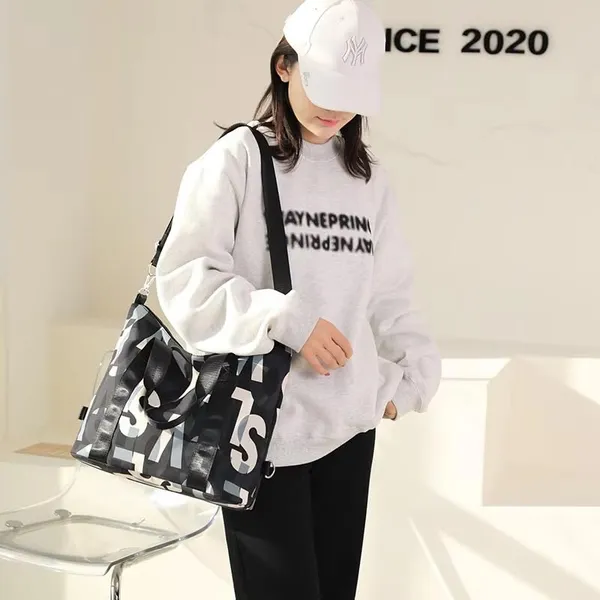 Black_Polyurethane_Zipper_Gym_And_Travel_Duffel_Hand-Carry_Bag_For_Girls