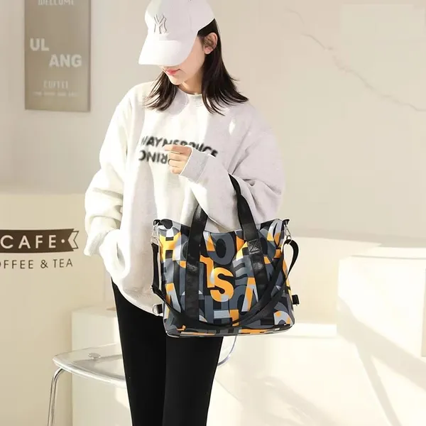 Multicolor_Polyurethane_Zipper_Gym_Duffel_Hand-Carry_Bag_For_Girls
