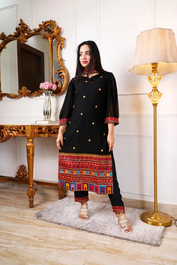 Elegant_Black_Ethnic_Suit_Set_With_Colorful_Embroidered_Border_And_Sheer_Dupatta