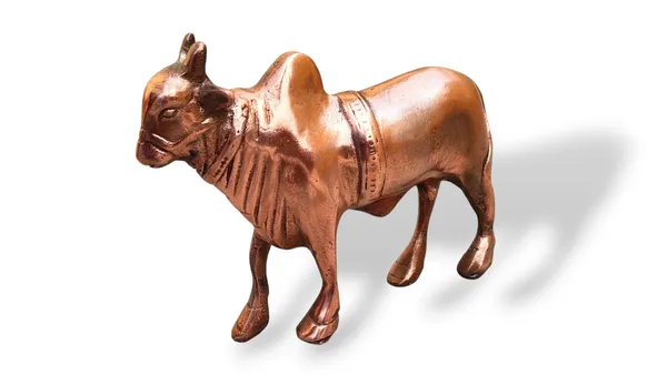 Grab_this_stunning_bronze_cow_sculpture,_a_masterpiece_of_craftsmanship_-_9_inch