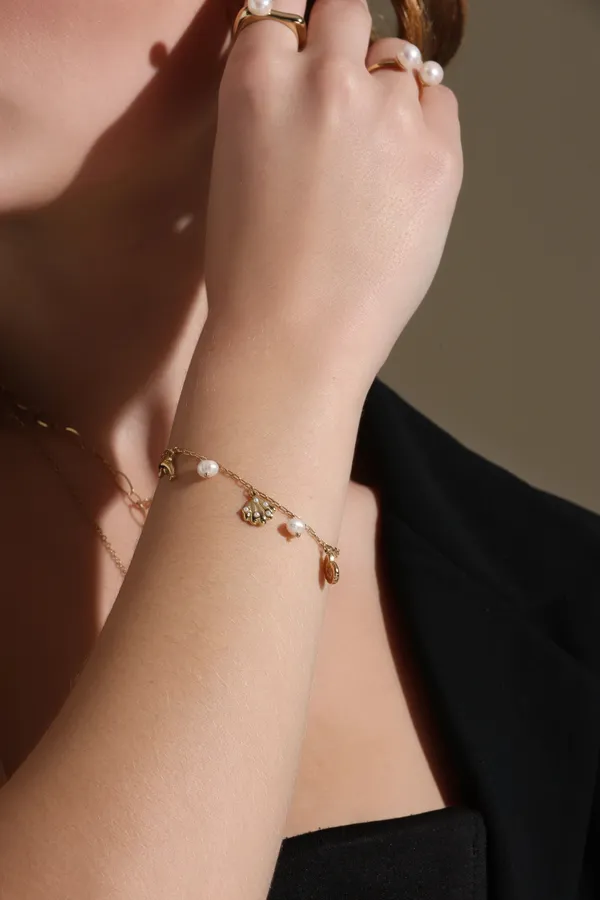 Pearl_Beach_Charm_Golden
