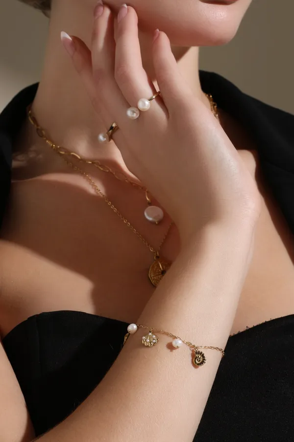 Pearl_Beach_Charm_Golden