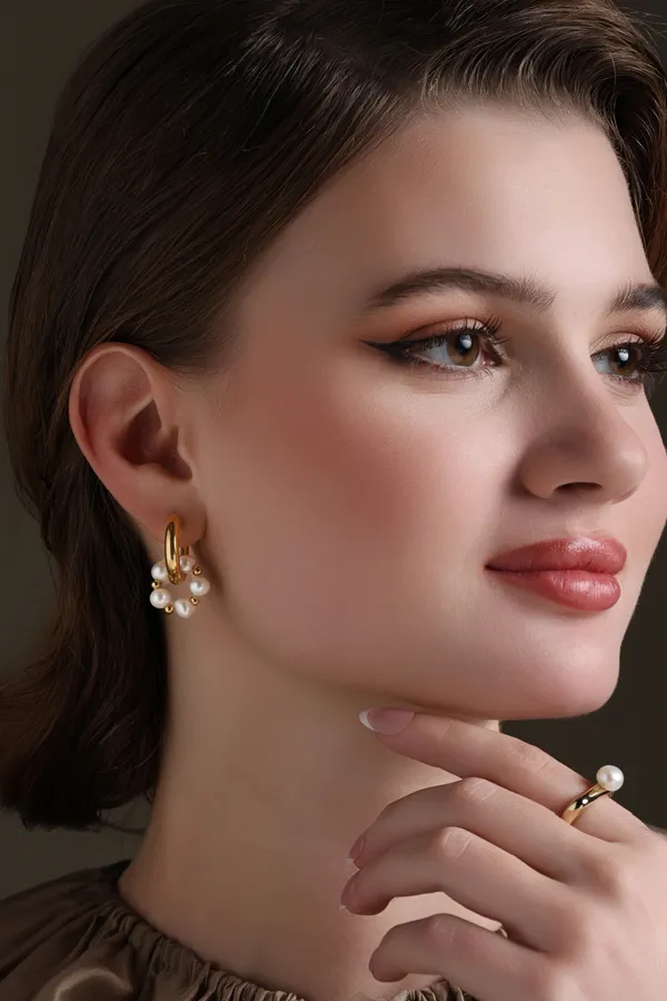 Huggie_Trend_Earrings_Golden