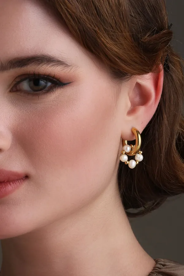 Huggie_Trend_Earrings_Golden