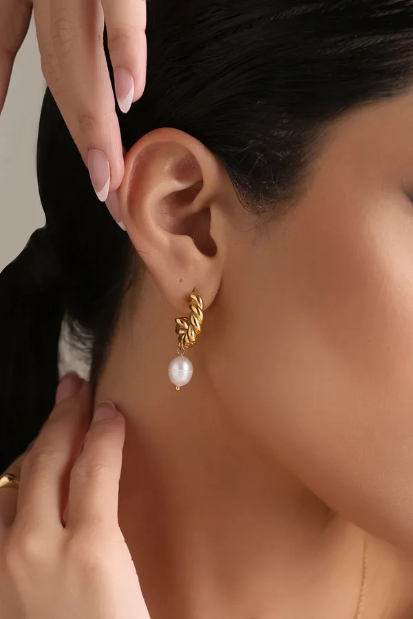 Handmade_Elegance_Earrings_Golden