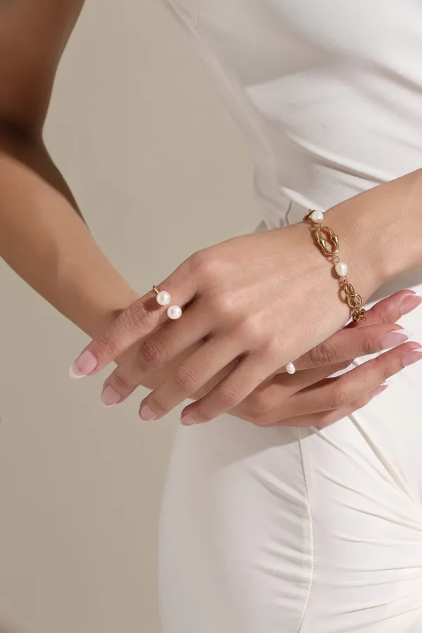 Artisinal_Hoop_Bracelet_Golden