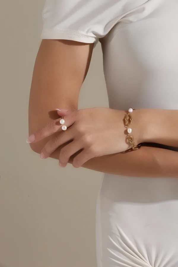 Artisinal_Hoop_Bracelet_Golden