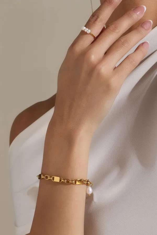Minimalist_Radiance_Bracelet_Golden