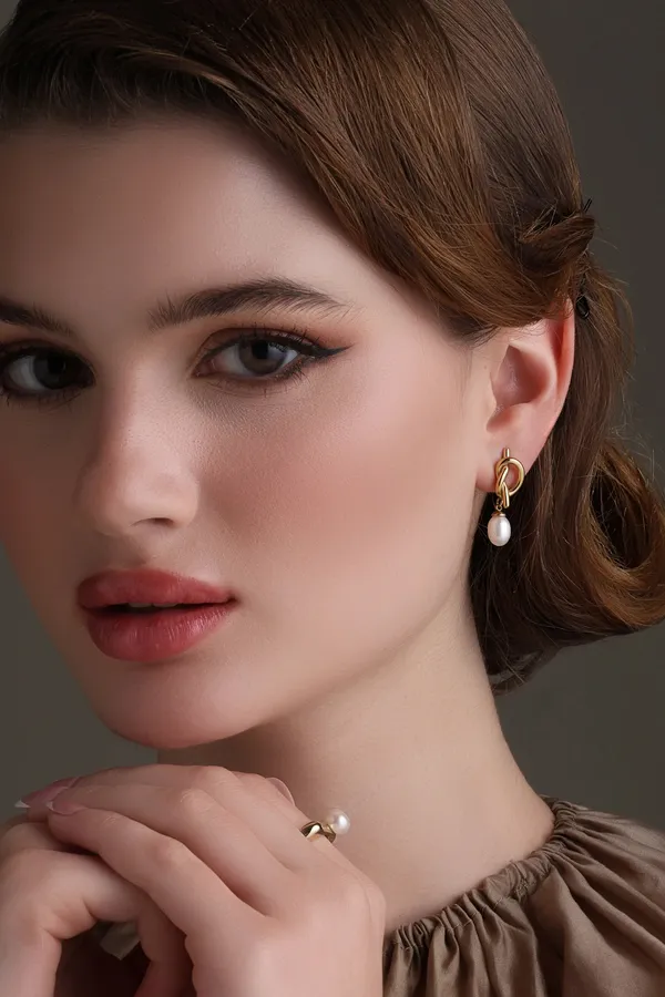 Knot_Sophistication_While_Gold