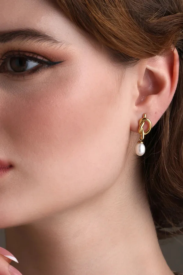 Knot_Sophistication_While_Gold