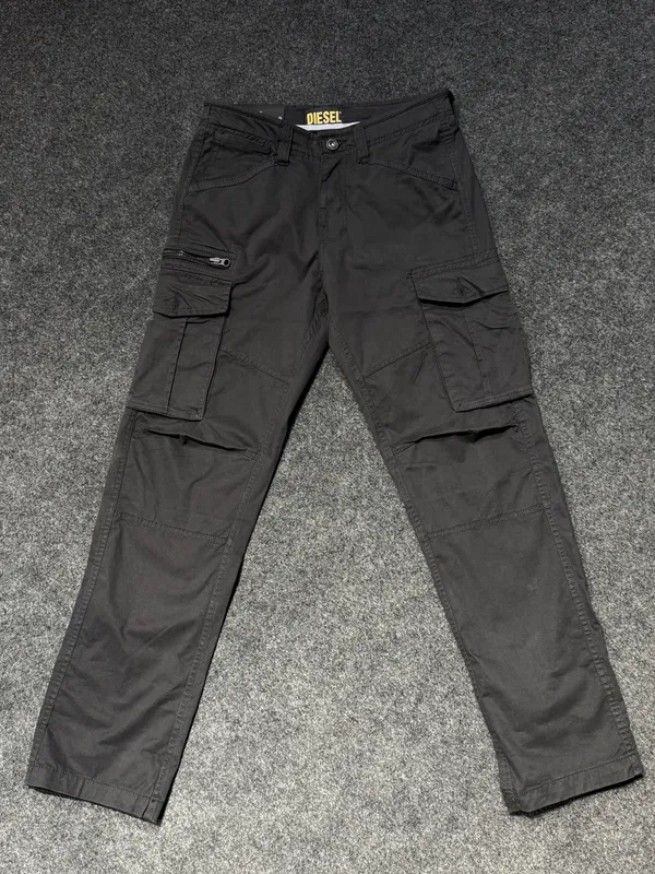 Diesel_Men's_Black_Cargo_Pants_With_Multiple_Pockets