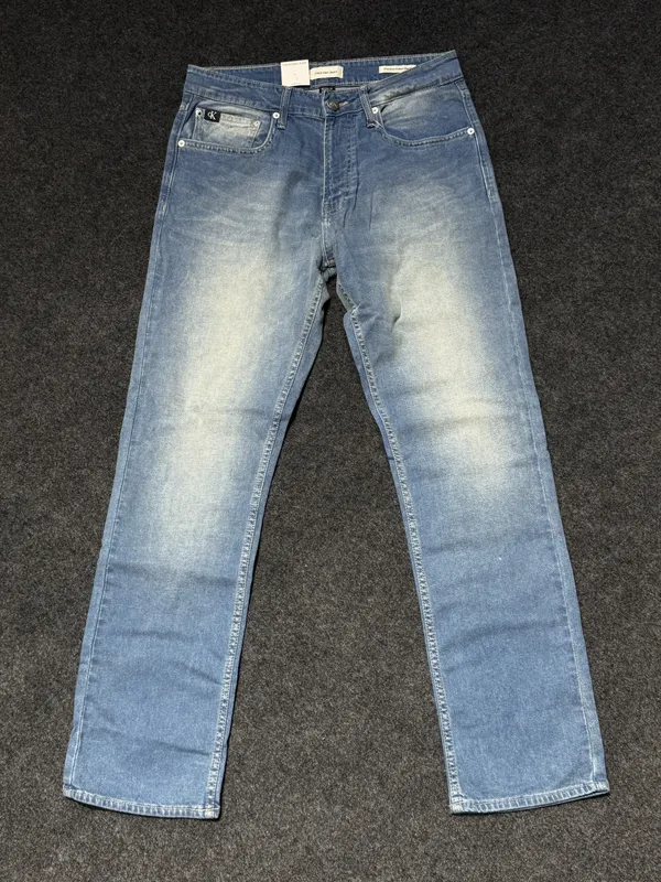 Men's_Light_Wash_Straight_Fit_Denim_Jeans