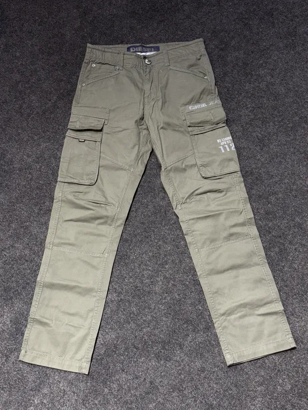 Olive_Green_Cargo_Pants_With_Multiple_Pockets_And_Graphic_Print_Men's_Casual_Utility_Trousers