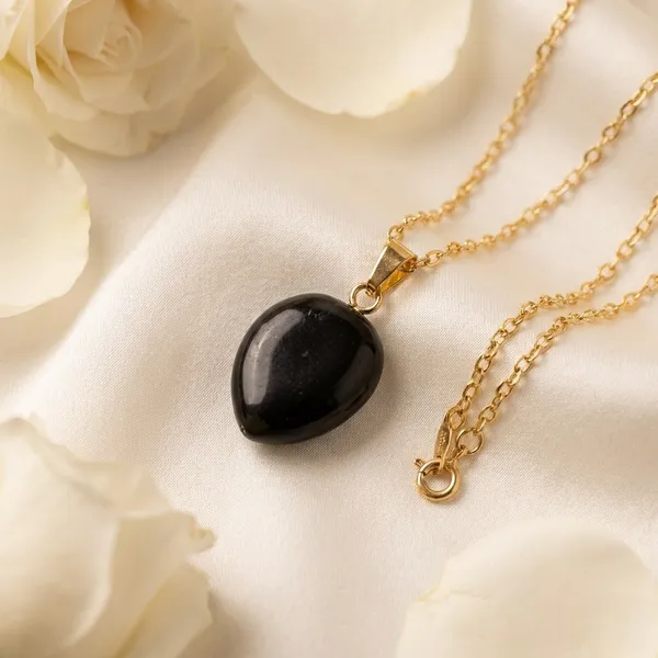 Elegant_Black_Stone_Pendant_Gold_Chain_Necklace