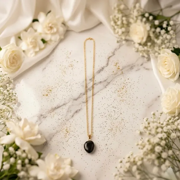Elegant_Black_Stone_Pendant_Gold_Chain_Necklace