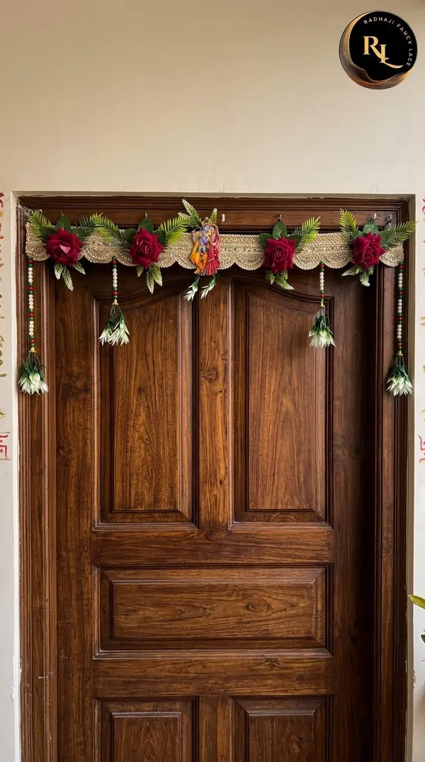 Designer_Festive_Door_Toran_/_Bandhanwar_with_Red_Rose_Flowers,_Green_Leaf_Foliage,_Divine_Central_Motif,_and_Beaded_Hangings