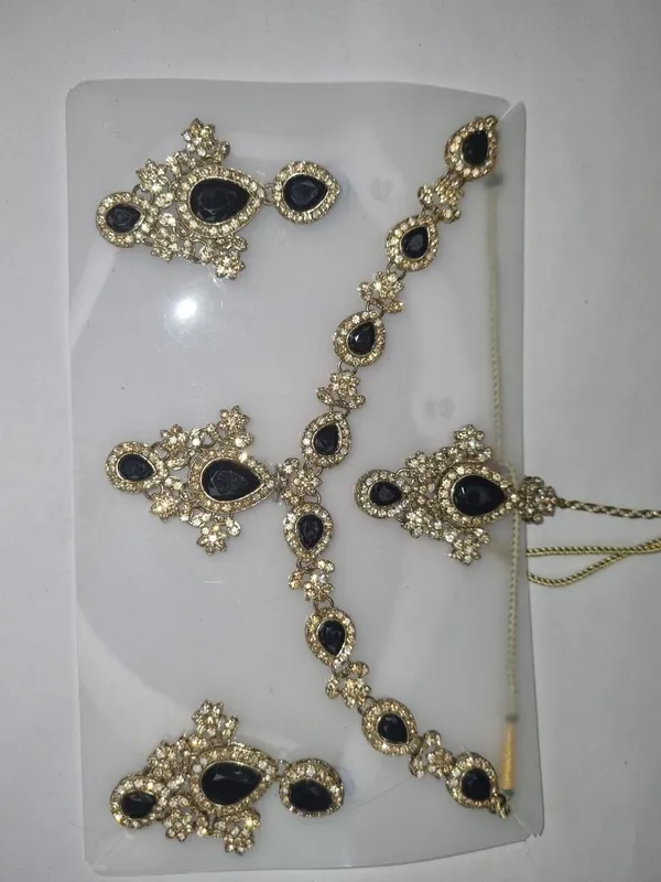 Elegant_Blue_Stone_Jewelry_Set_Necklace_And_Earrings_With_Sparkling_Crystals