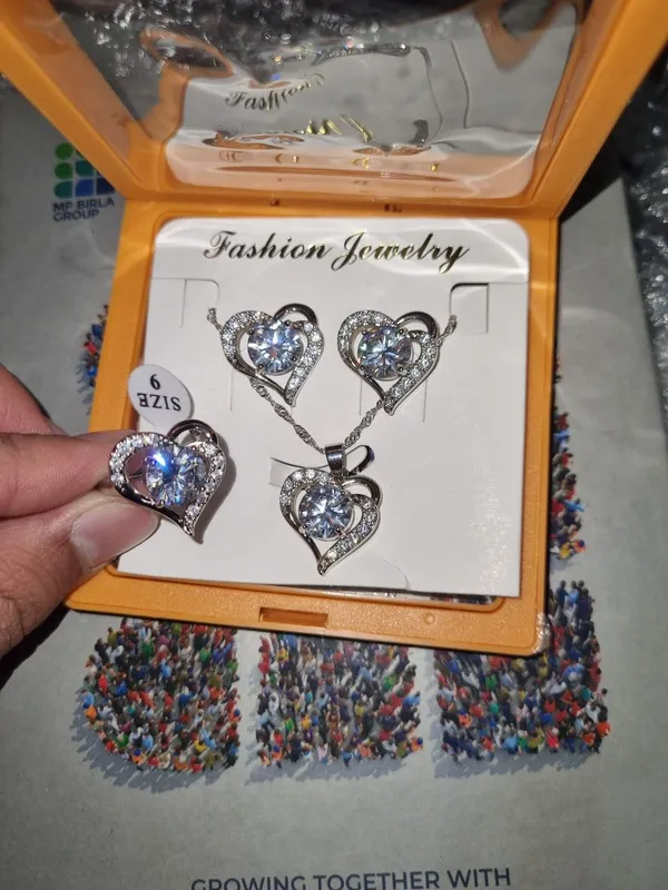 Heart_Shaped_Crystal_Jewelry_Set_With_Pendant_And_Earrings
