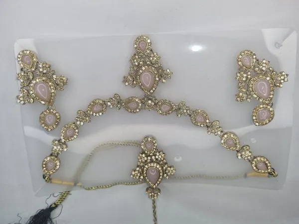 Golden_Kundan_Maang_Tikka_And_Earring_Set_With_Pink_Stones