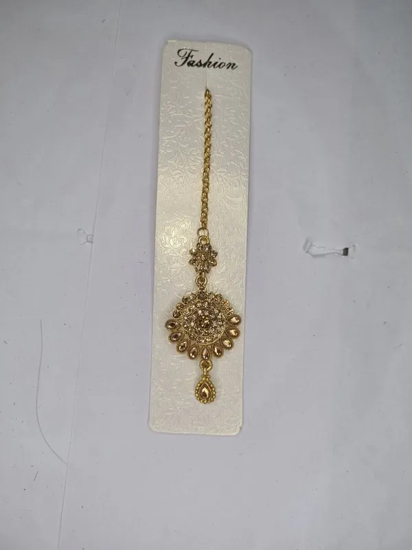 Golden_Maang_Tikka_With_Floral_Design_And_Dangling_Drop
