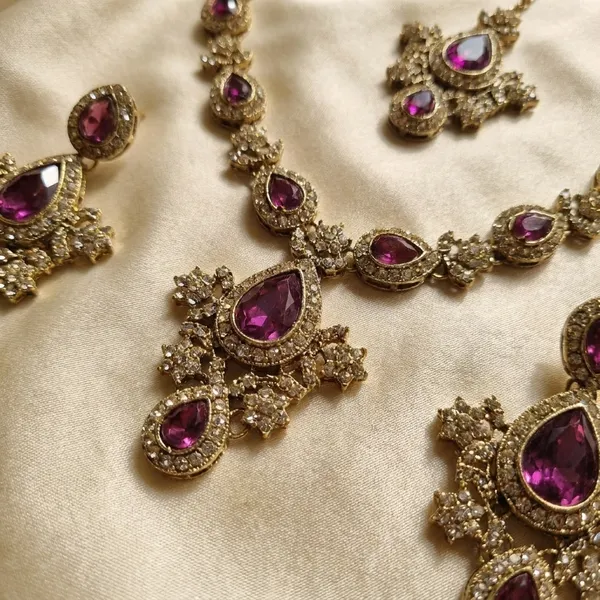 Purple_Stone_Kundan_Jewelry_Set_With_Crystal_Embellishments