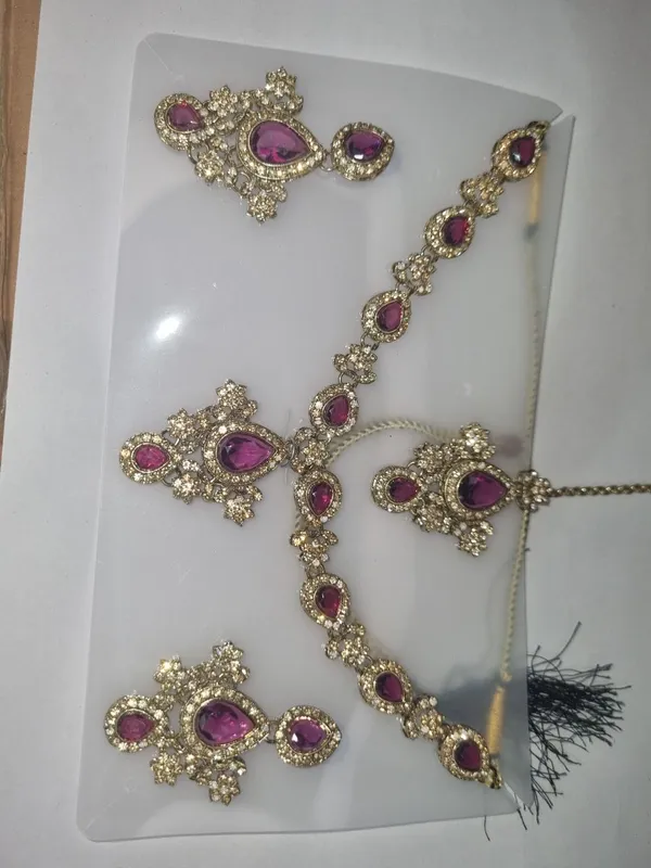 Purple_Stone_Kundan_Jewelry_Set_With_Crystal_Embellishments