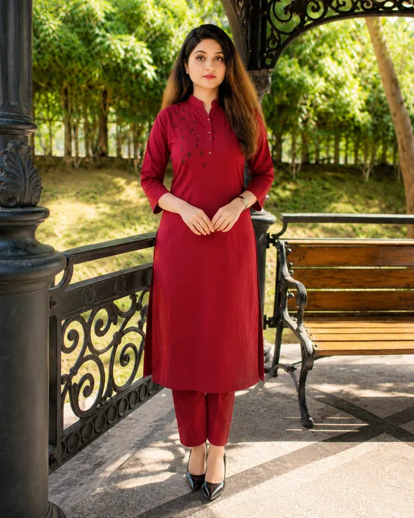 Maroon_&_White_Cotton_Blend_Kurta_Set_For_Women_(Combo_of_2)