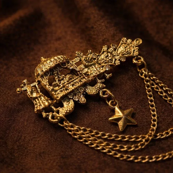 Gold_Metal_Royal_Brooch_For_Men_