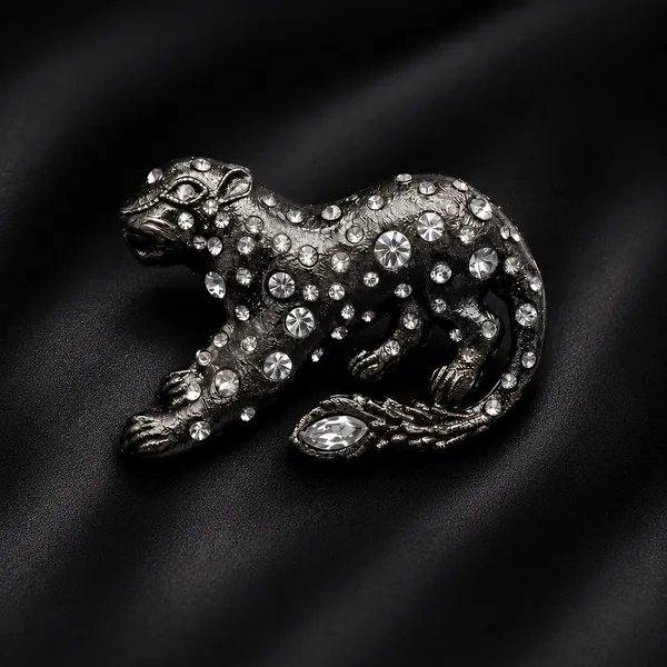 Sparkling_Leopard_Brooch_with_Crystal_Embellishments