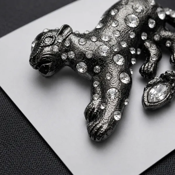 Sparkling_Leopard_Brooch_with_Crystal_Embellishments