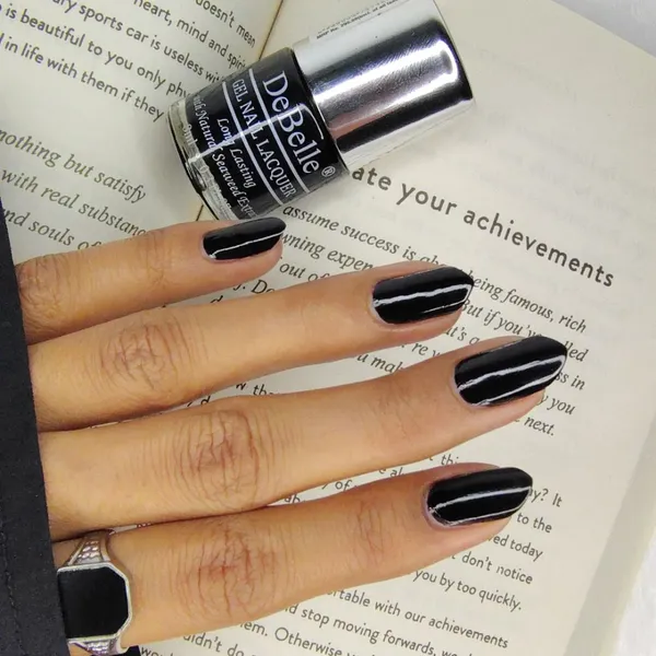 DeBelle_Gel_Nail_Lacquer_Luxe_Noir_Black_Nail_Polish_8_Ml