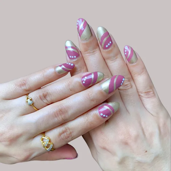 DeBelle_Gel_Nail_Lacquer_Chrome_Gold_Bright_Gold_Toned_Chrome_Nail_Polish_8_Ml