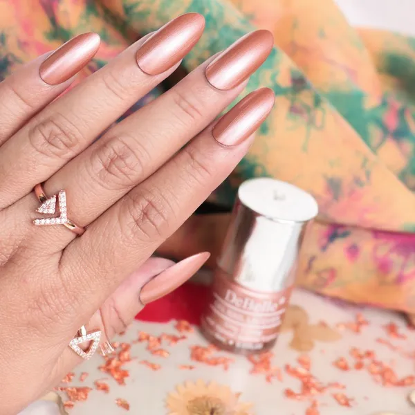 DeBelle_Gel_Nail_Lacquer_Roseate_Gold_Metallic_Rose_Gold_Nail_Polish_8_Ml