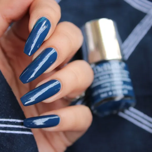 DeBelle_Gel_Nail_Lacquer_Bleu_Allure_Navy_Blue_Nail_Polish_8_Ml