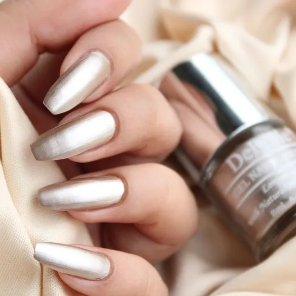 DeBelle_Gel_Nail_Lacquer_Chrome_Beige_Metallic_Beige_Nail_Polish_8_Ml