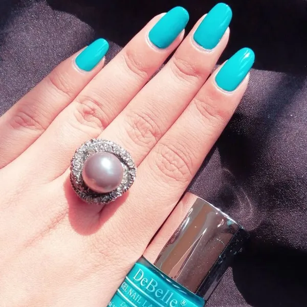 DeBelle_Gel_Nail_Lacquer_Royale_Cocktail_Turquoise_Blue_Nail_Polish_8_Ml
