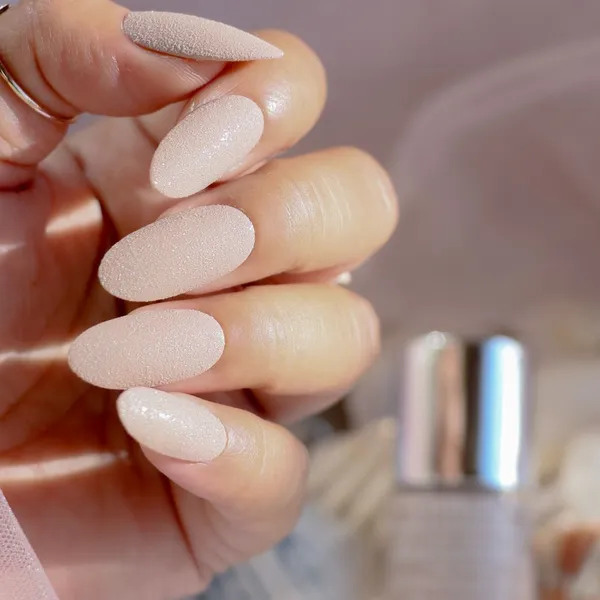 DeBelle_Gel_Nail_Lacquer_Aries_Light_Dusty_Pink_Glitter_Nail_Polish_8_Ml